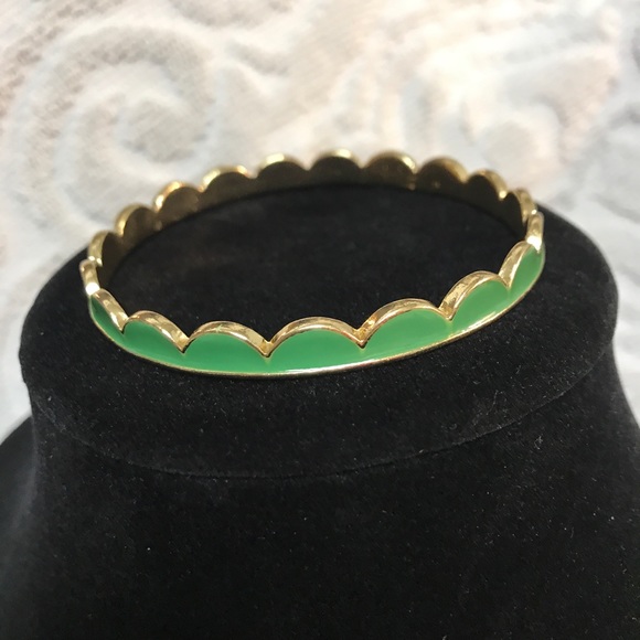 Versona Jewelry - 5/$25 NWOT Versona Gold Green Scalloped Bangle